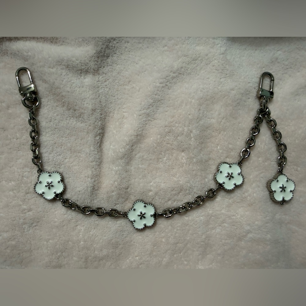 🆕 Silver and White Flower Chain for bag 👜